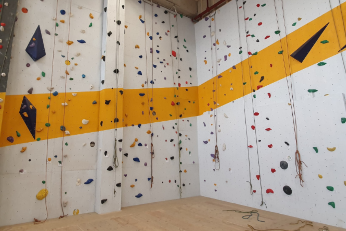 Binnen bij Klimcentrum Alkmaar met een grote klimmuur